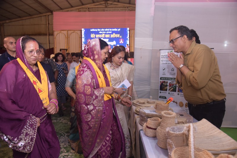 Smt. Kaushalya Devi Sai visiting the EcoSTEM exhibition stall and reviewing banana-stem fibre products at the Mere Sapno Ka Aangan exhibition, Durg